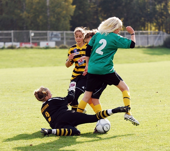 2010_1003_10.JPG - Men får frispark i nästa situation